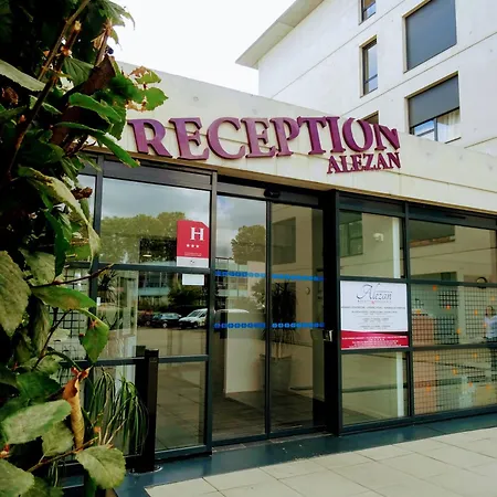 Alezan & Aparthotel 3*