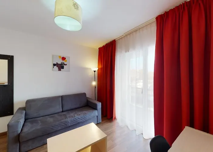 아파트호텔 Alezan & 3*